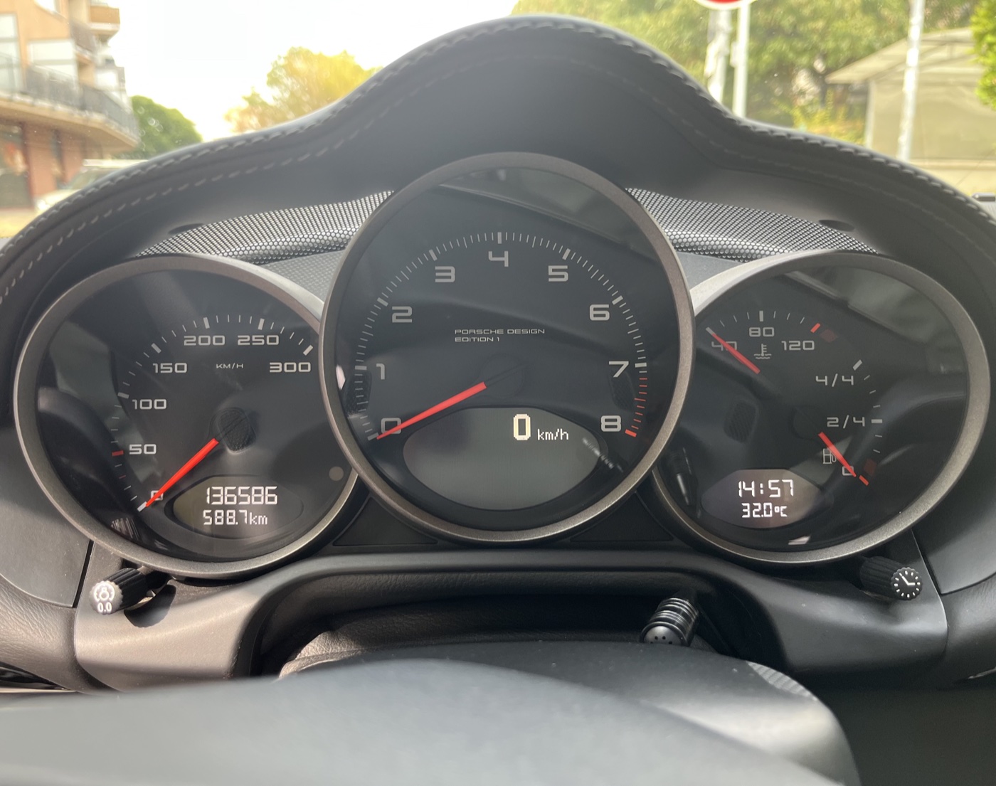 Műszeregység — Garantált 136 586 km, Porsche Design Edition 1 felirattal