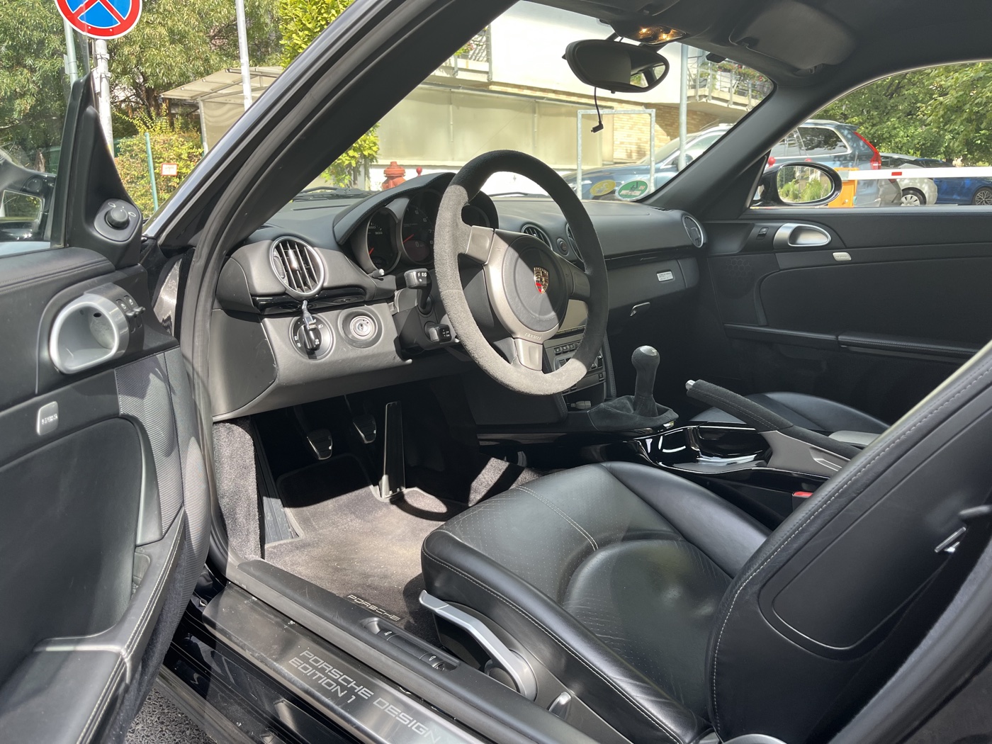 Vezetőtér — Alcantara sportkormány és Porsche Design Edition 1 küszöbdísz