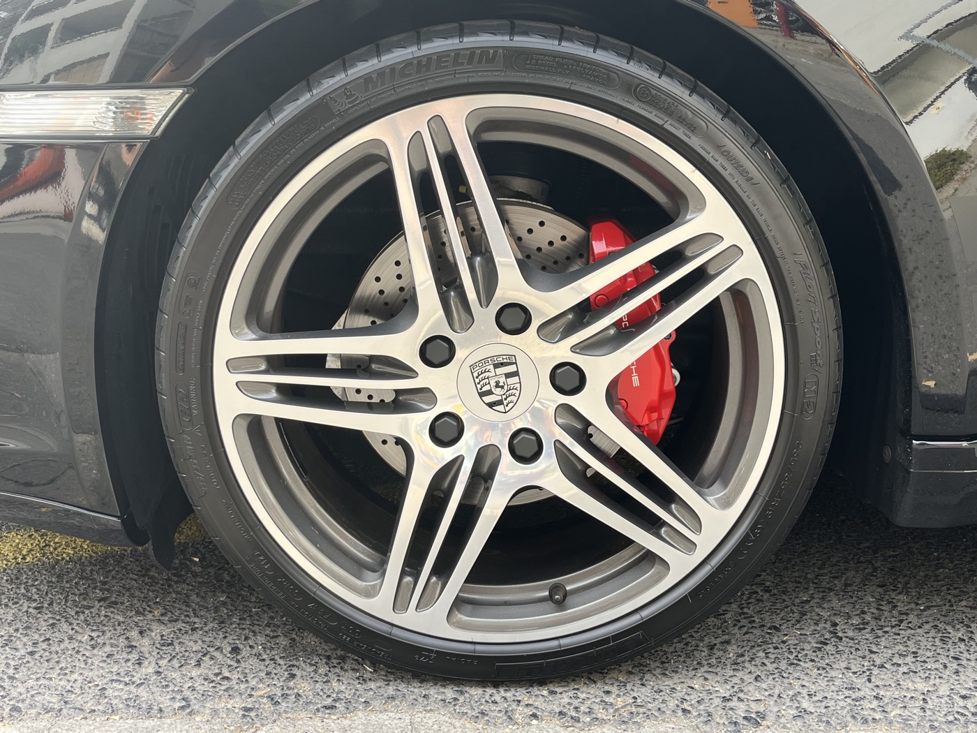 19" Turbo design könnyűfém kerék, Michelin Pilot Sport gumi, 4 dugattyús piros féknyereg